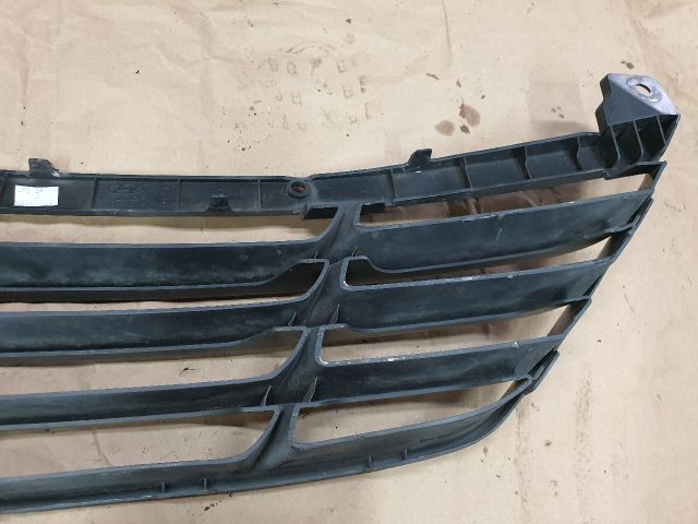 bontott HYUNDAI ix35 Első Lökhárító Alsó Középső Díszrács