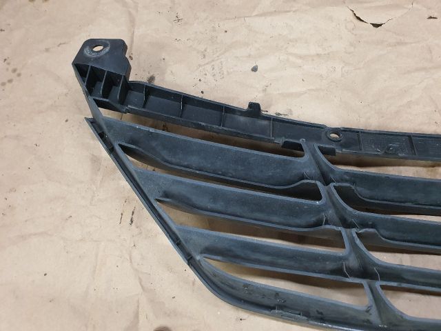 bontott HYUNDAI ix35 Első Lökhárító Alsó Középső Díszrács