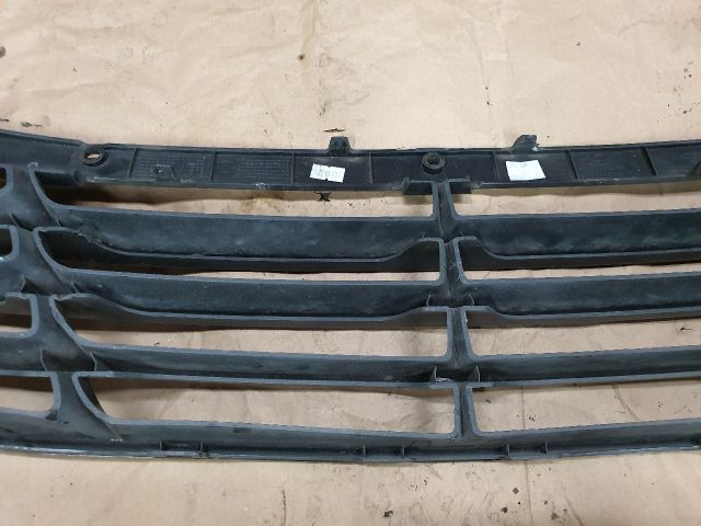 bontott HYUNDAI ix35 Első Lökhárító Alsó Középső Díszrács