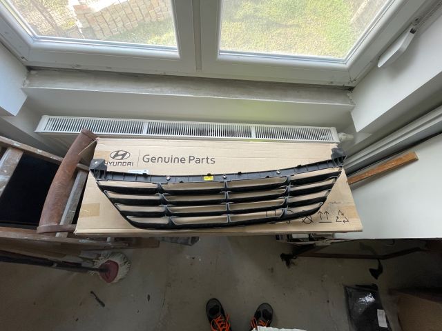 bontott HYUNDAI ix35 Első Lökhárító Alsó Középső Díszrács