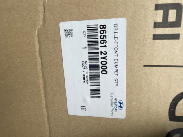 bontott HYUNDAI ix35 Első Lökhárító Alsó Középső Díszrács