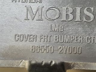 bontott HYUNDAI ix35 Első Lökhárító Alsó Középső Díszrács