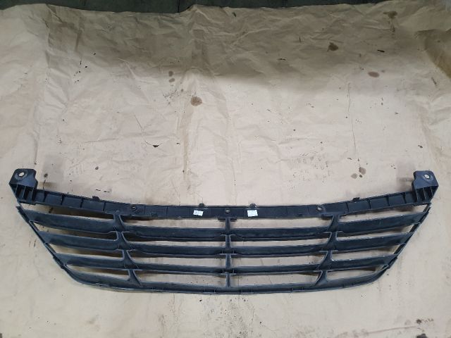 bontott HYUNDAI ix35 Első Lökhárító Alsó Középső Díszrács