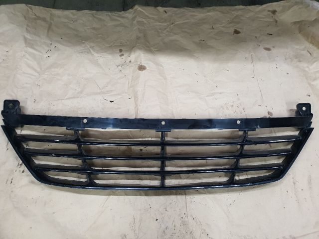 bontott HYUNDAI ix35 Első Lökhárító Alsó Középső Díszrács