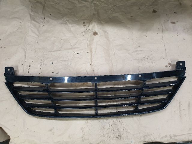 bontott HYUNDAI ix35 Első Lökhárító Alsó Középső Díszrács