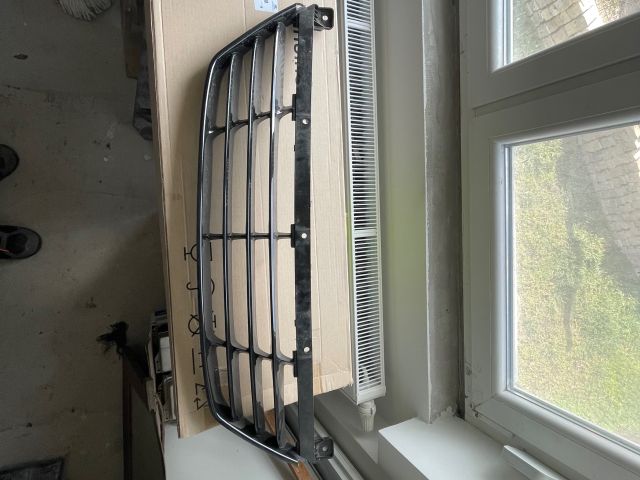 bontott HYUNDAI ix35 Első Lökhárító Alsó Középső Díszrács