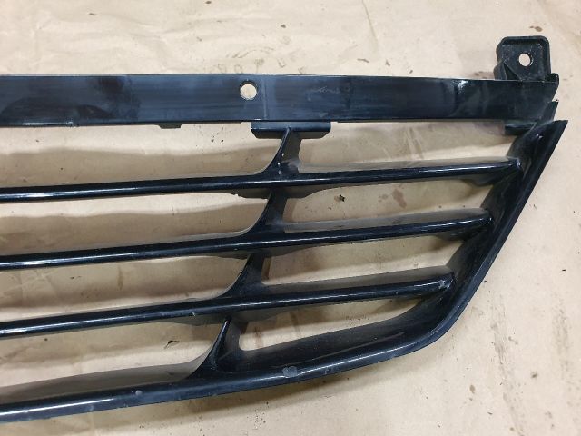 bontott HYUNDAI ix35 Első Lökhárító Alsó Középső Díszrács