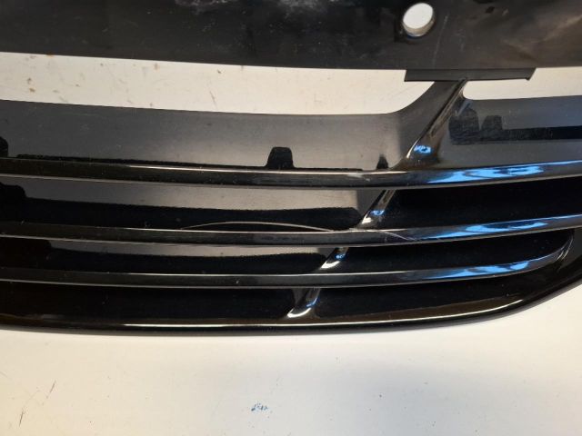 bontott HYUNDAI ix35 Első Lökhárító Alsó Középső Díszrács