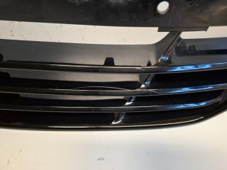 bontott HYUNDAI ix35 Első Lökhárító Alsó Középső Díszrács