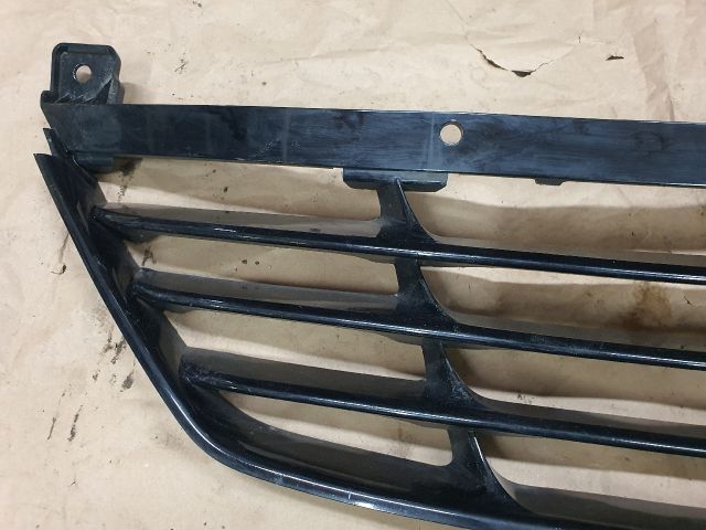 bontott HYUNDAI ix35 Első Lökhárító Alsó Középső Díszrács