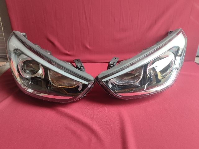 bontott HYUNDAI ix35 Jobb Fényszóró