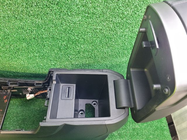 bontott HYUNDAI ix35 Könyöklő