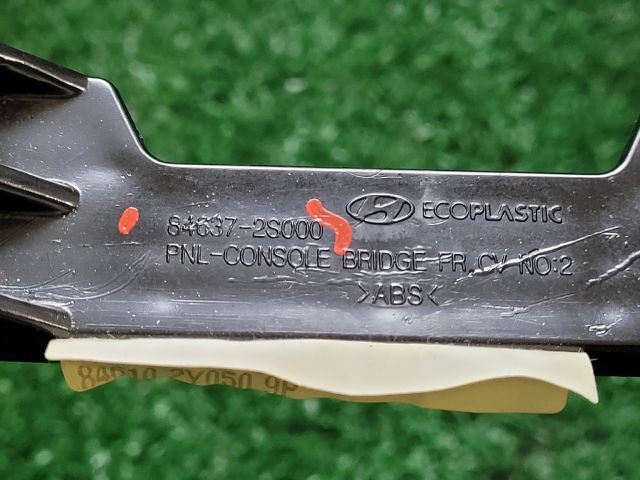 bontott HYUNDAI ix35 Könyöklő