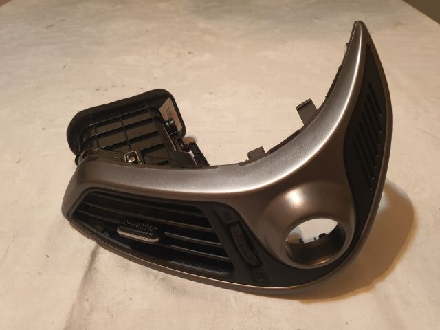 bontott HYUNDAI ix35 Középső Jobb Szellőző