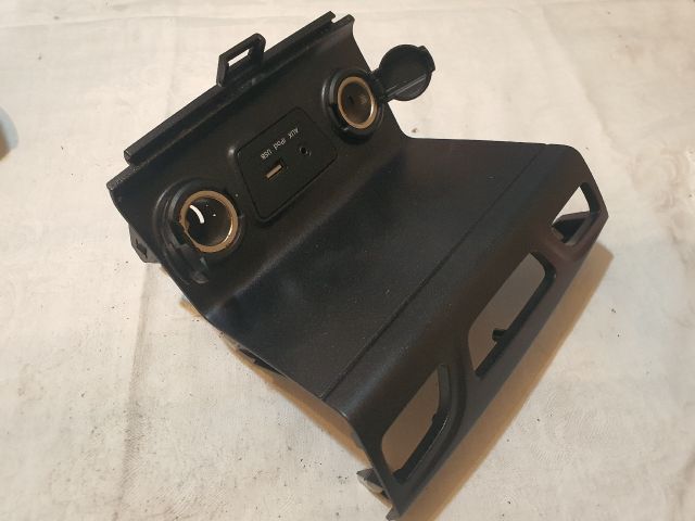 bontott HYUNDAI ix35 Szivargyújtó Aljzat