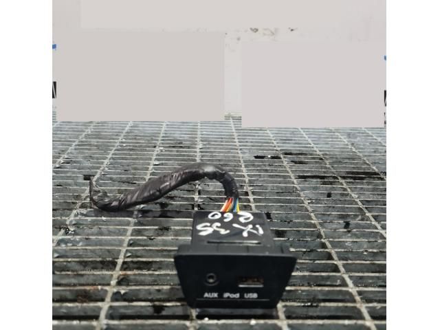 bontott HYUNDAI ix35 USB Aljzat