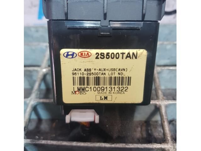 bontott HYUNDAI ix35 USB Aljzat