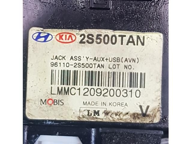 bontott HYUNDAI ix35 USB Aljzat