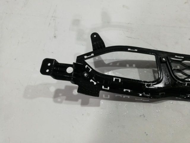 bontott HYUNDAI KONA Első Lökhárító Alsó Középső Díszrács