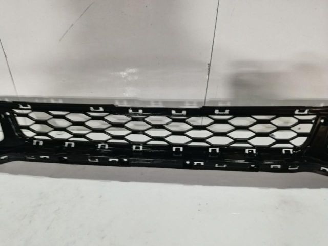 bontott HYUNDAI KONA Első Lökhárító Alsó Középső Díszrács