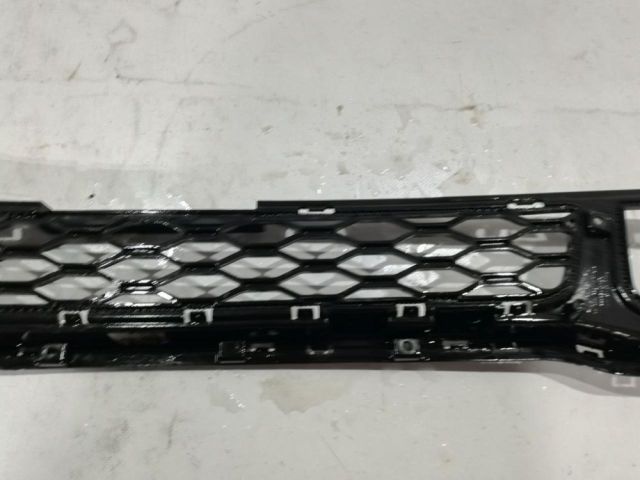 bontott HYUNDAI KONA Első Lökhárító Alsó Középső Díszrács