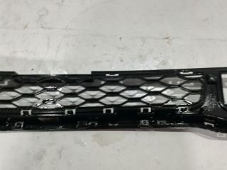 bontott HYUNDAI KONA Első Lökhárító Alsó Középső Díszrács