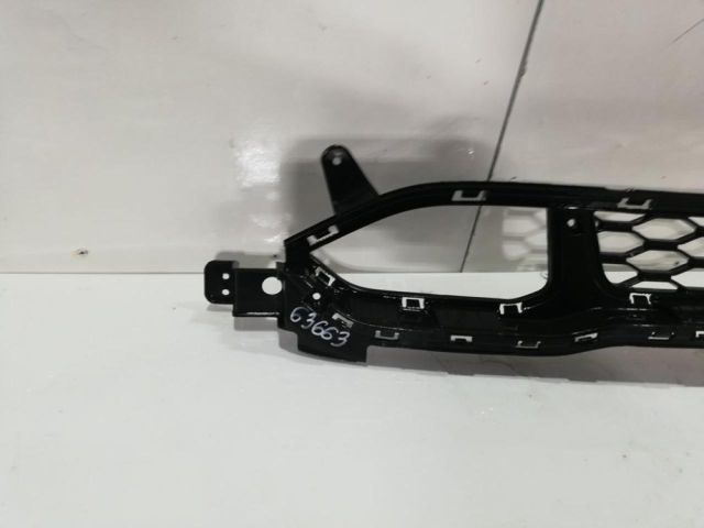 bontott HYUNDAI KONA Első Lökhárító Alsó Középső Díszrács