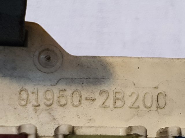 bontott HYUNDAI SANTA FÉ Biztosítéktábla Utastér