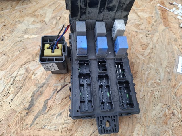 bontott HYUNDAI SANTA FÉ Biztosítéktábla Utastér