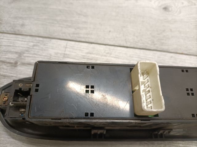 bontott HYUNDAI TRAJET Ablakemelő Kapcsoló Négyes / Kettes