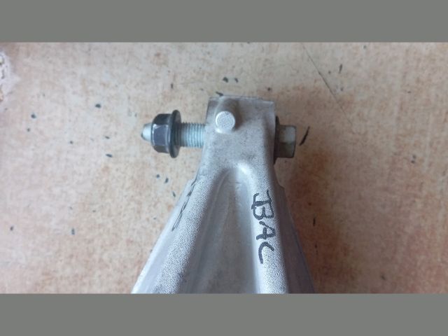 bontott HYUNDAI TUCSON Bal első Csonkállvány