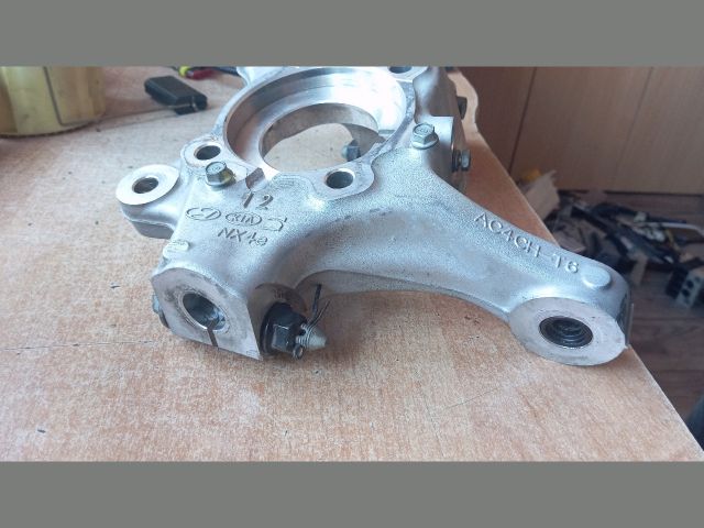 bontott HYUNDAI TUCSON Bal első Csonkállvány