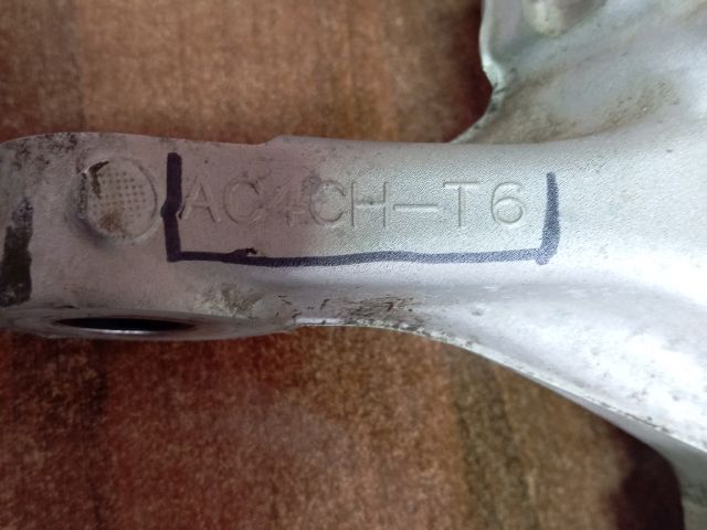 bontott HYUNDAI TUCSON Jobb első Csonkállvány