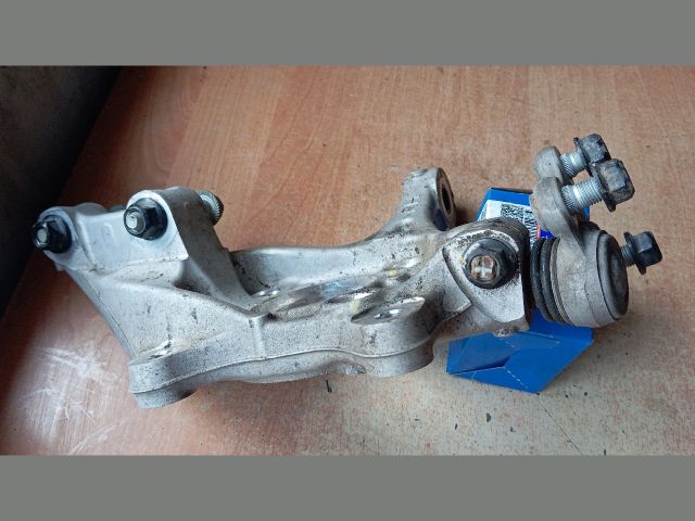 bontott HYUNDAI TUCSON Jobb első Csonkállvány