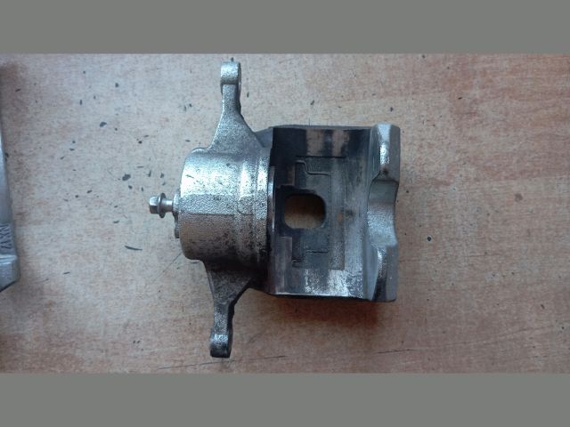 bontott HYUNDAI TUCSON Jobb első Féknyereg Munkahengerrel