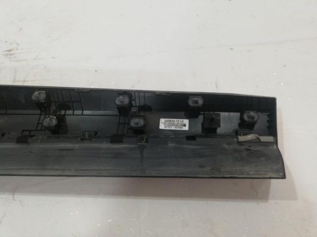 bontott HYUNDAI TUCSON Bal első Ajtó Díszléc