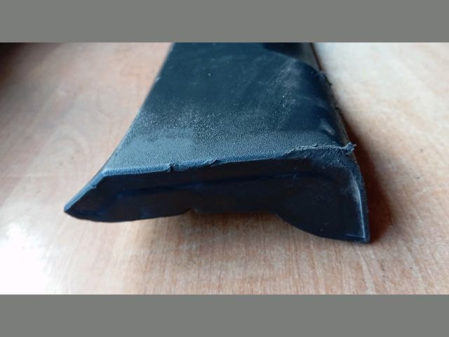 bontott HYUNDAI TUCSON Bal első Ajtó Díszléc