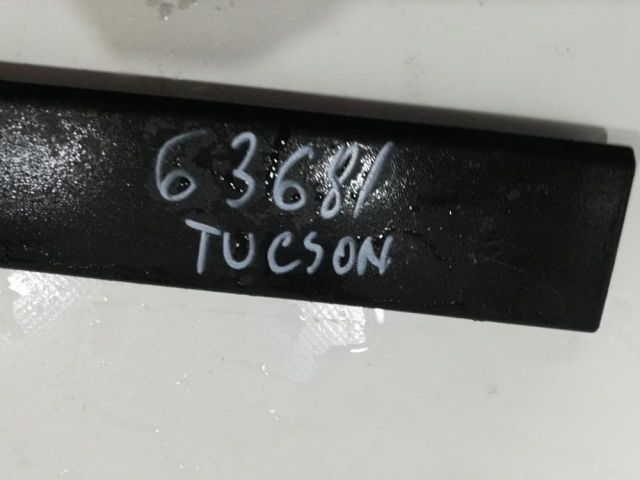 bontott HYUNDAI TUCSON Bal első Ajtó Díszléc