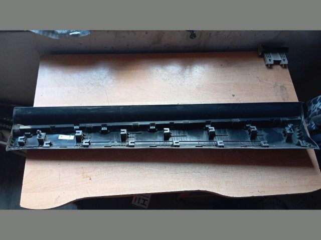 bontott HYUNDAI TUCSON Bal első Ajtó Díszléc