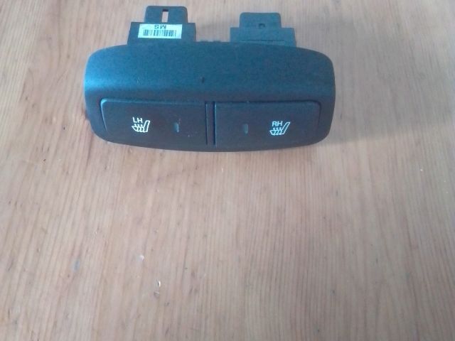 bontott HYUNDAI TUCSON Bal első Ülésfűtés Kapcsoló