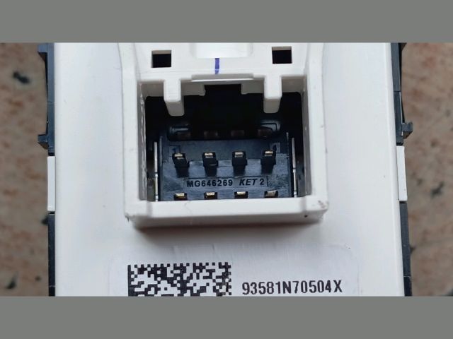 bontott HYUNDAI TUCSON Bal hátsó Ablakemelő Kapcsoló