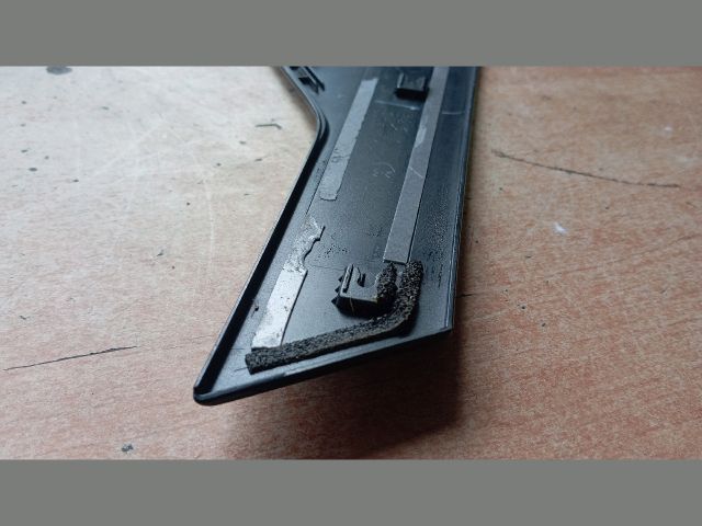 bontott HYUNDAI TUCSON Bal hátsó Ajtó Díszléc