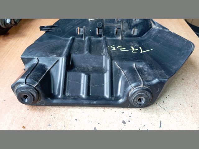 bontott HYUNDAI TUCSON Bal hátsó Oldal Lökhárító Tartó (Műanyag)