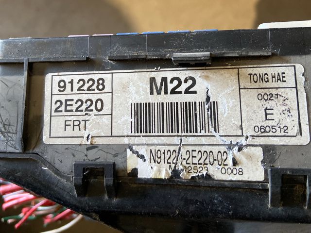 bontott HYUNDAI TUCSON Biztosítéktábla Utastér