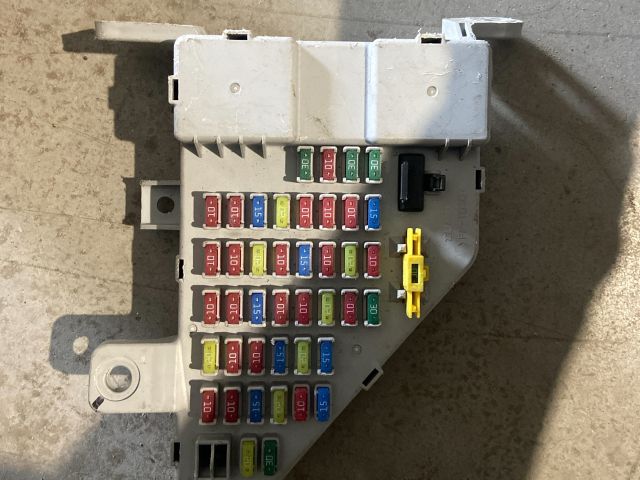 bontott HYUNDAI TUCSON Biztosítéktábla Utastér