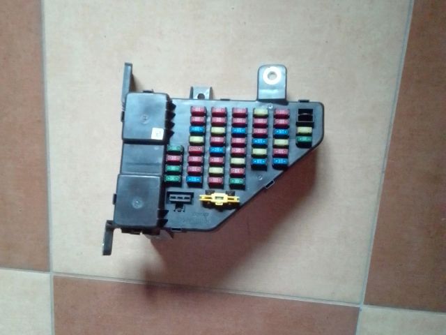 bontott HYUNDAI TUCSON Biztosítéktábla Utastér