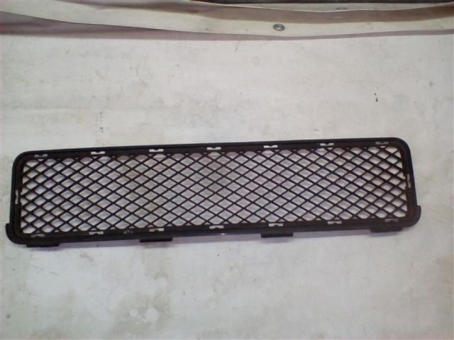 bontott HYUNDAI TUCSON Első Lökhárító Alsó Középső Díszrács