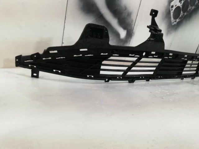 bontott HYUNDAI TUCSON Első Lökhárító Alsó Középső Díszrács