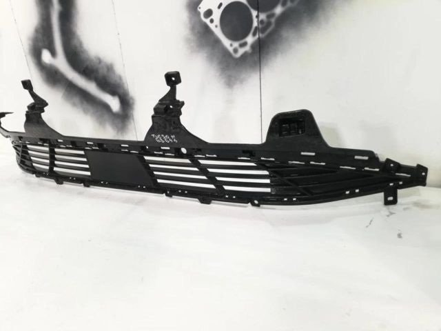 bontott HYUNDAI TUCSON Első Lökhárító Alsó Középső Díszrács