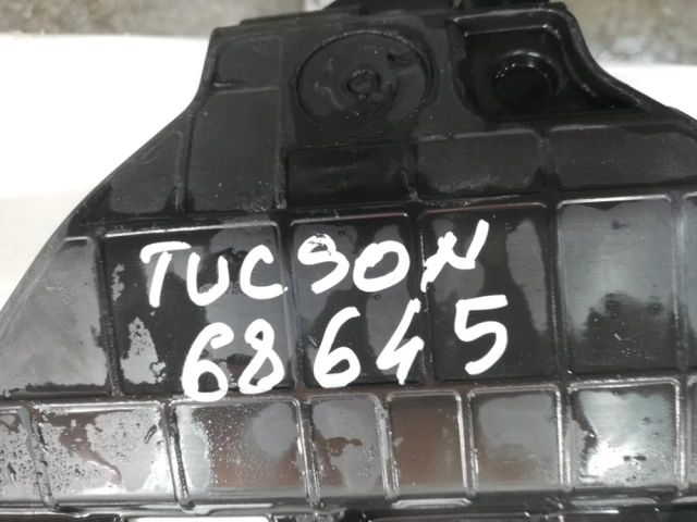 bontott HYUNDAI TUCSON Első Lökhárító Alsó Középső Díszrács